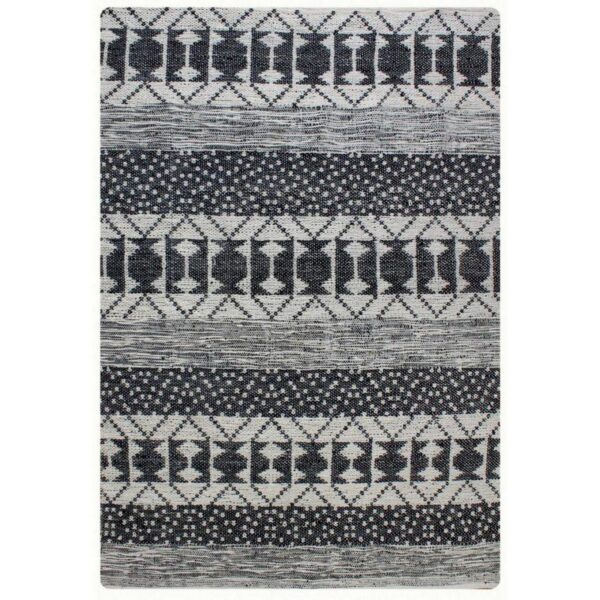 Un tapis noir et blanc aux motifs géométriques.