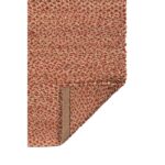 Un tapis avec un motif rouge.