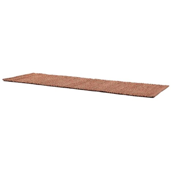 Un tapis marron sur fond blanc.