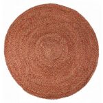 Un tapis rond en jute rouge.