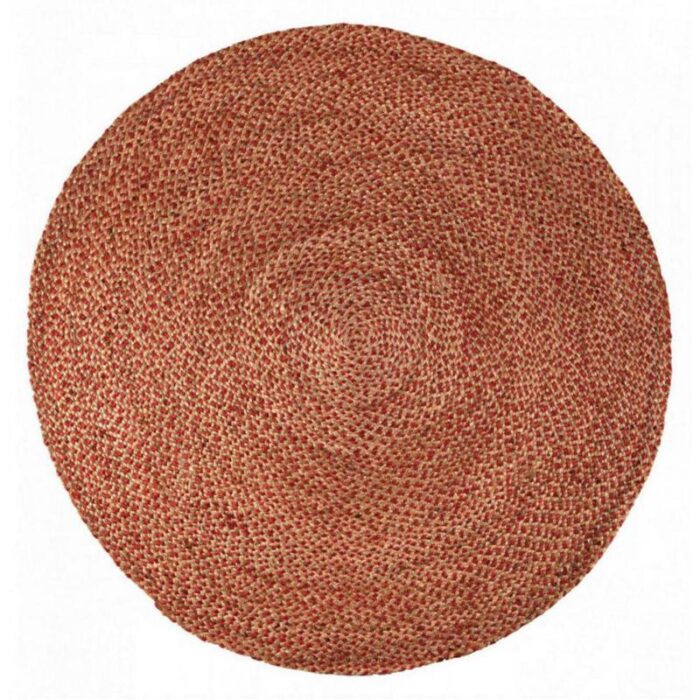 Un tapis rond en jute rouge.