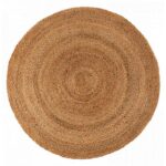 Un tapis rond en jute sur fond blanc.