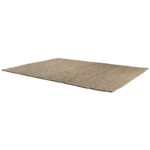 Un tapis en jute sur fond blanc.