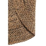 Un gros plan d'un panier tressé beige et noir.