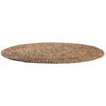 Un tapis rond en jute sur fond blanc.