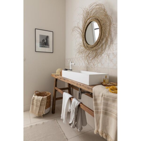 Une salle de bain avec une vasque en bois et un miroir.