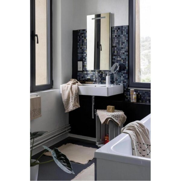 Une salle de bain en noir et blanc avec baignoire et lavabo.