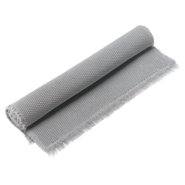 Une serviette grise avec des franges sur fond blanc.