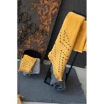 Une serviette jaune et une serviette noire sur une table.