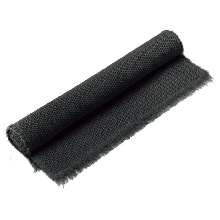 Un rouleau de tissu noir sur fond blanc.