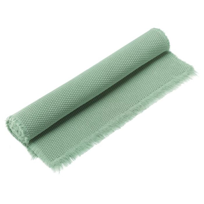 Une serviette verte sur fond blanc.