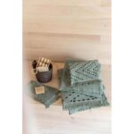 Un ensemble de serviettes et de savons sur un parquet.