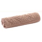 Une couverture tricotée sur fond blanc.