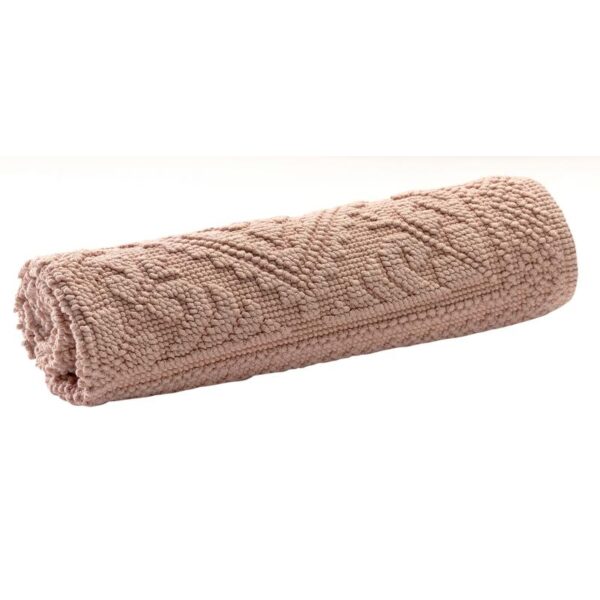 Une couverture tricotée sur fond blanc.