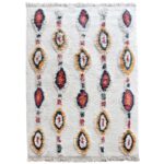 Un tapis blanc avec des motifs rouges et bleus.