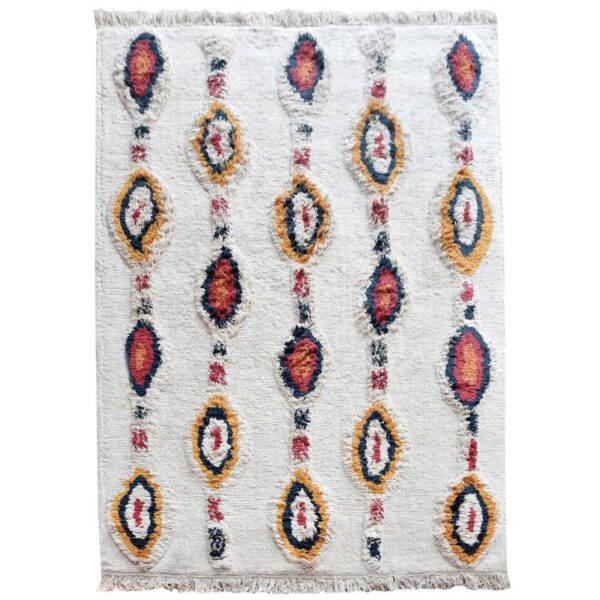 Un tapis blanc avec des motifs rouges et bleus.