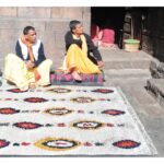 Un groupe d’hommes assis dehors.