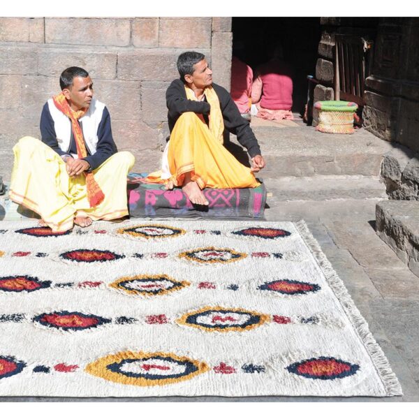 Un groupe d’hommes assis dehors.