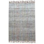 Un tapis à franges sur fond blanc.