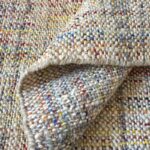 Un gros plan d’un tapis tissé coloré.