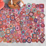 Un tapis au crochet coloré dans un salon.