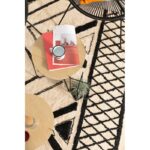 Une table basse avec un livre dessus.