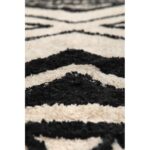 Un gros plan d'un tapis noir et blanc.