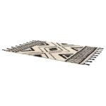 Un tapis noir [insérer le mot-clé] avec des pompons.