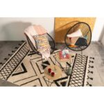 Deux chaises et un tapis devant un mur.