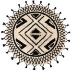 Un tapis tribal noir et blanc avec des pompons.