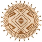 Un tapis à pompons et un fond beige.