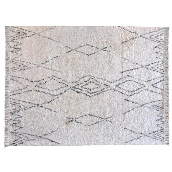 Un tapis noir et blanc aux motifs géométriques.
