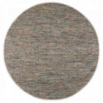 Un tapis rond aux rayures multicolores.