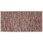 Un tapis à rayures rouges et bleues sur fond blanc.