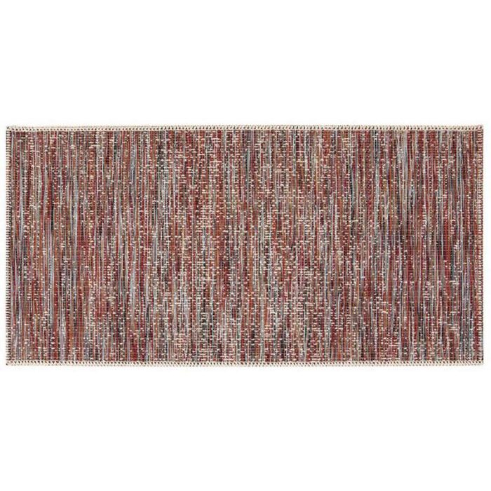 Un tapis à rayures rouges et bleues sur fond blanc.