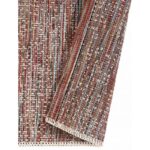 Un tapis avec une rayure rouge, bleue et marron.