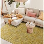 Un salon avec un tapis jaune et un canapé.