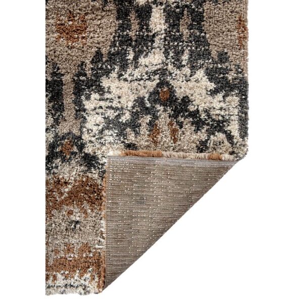 Un tapis au design marron et beige.