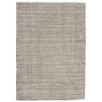 Un tapis gris rayé.