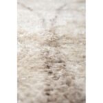 Un gros plan d'un tapis blanc sur une surface.