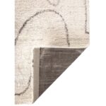 Un tapis blanc avec un design noir.