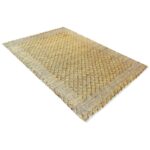 Un tapis jaune avec un motif en losange.