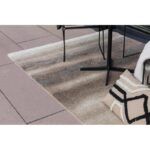 Un tapis sur une terrasse avec une table et des chaises.