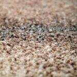 Un gros plan d'un tapis beige.