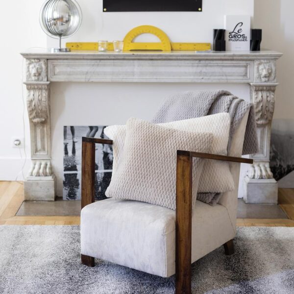 Une chaise dans un salon.