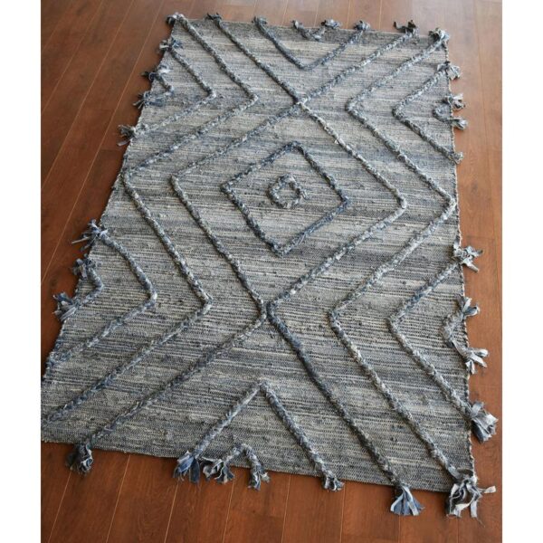 Un tapis gris à franges.