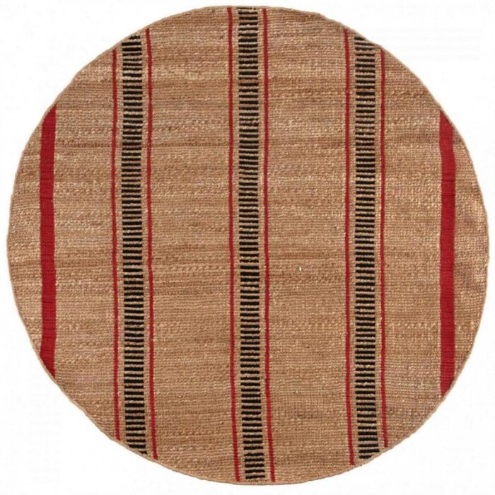 Un tapis rond en jute à rayures rouges.