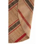 Un gros plan d'un sac tissé à rayures rouges et noires.