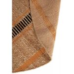 Un gros plan d'un tapis en jute rayé.