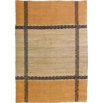 Un tapis à rayures orange et noires sur fond blanc sans aucune autre décoration.